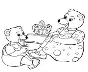 Petit Ours Brun mange avec sa maman dessin à colorier