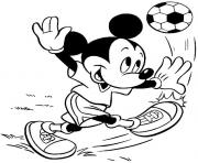 Mickey joue au football dessin à colorier
