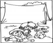 Charlotte aux fraises devant une tente dessin à colorier