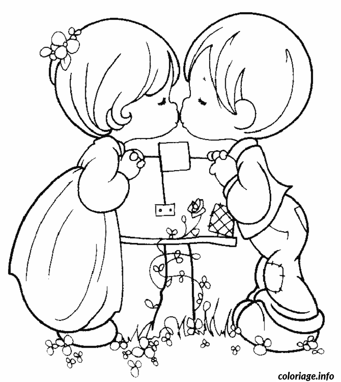 Coloriage Deux enfants s'embrassant tendrement - Dessin à imprimer