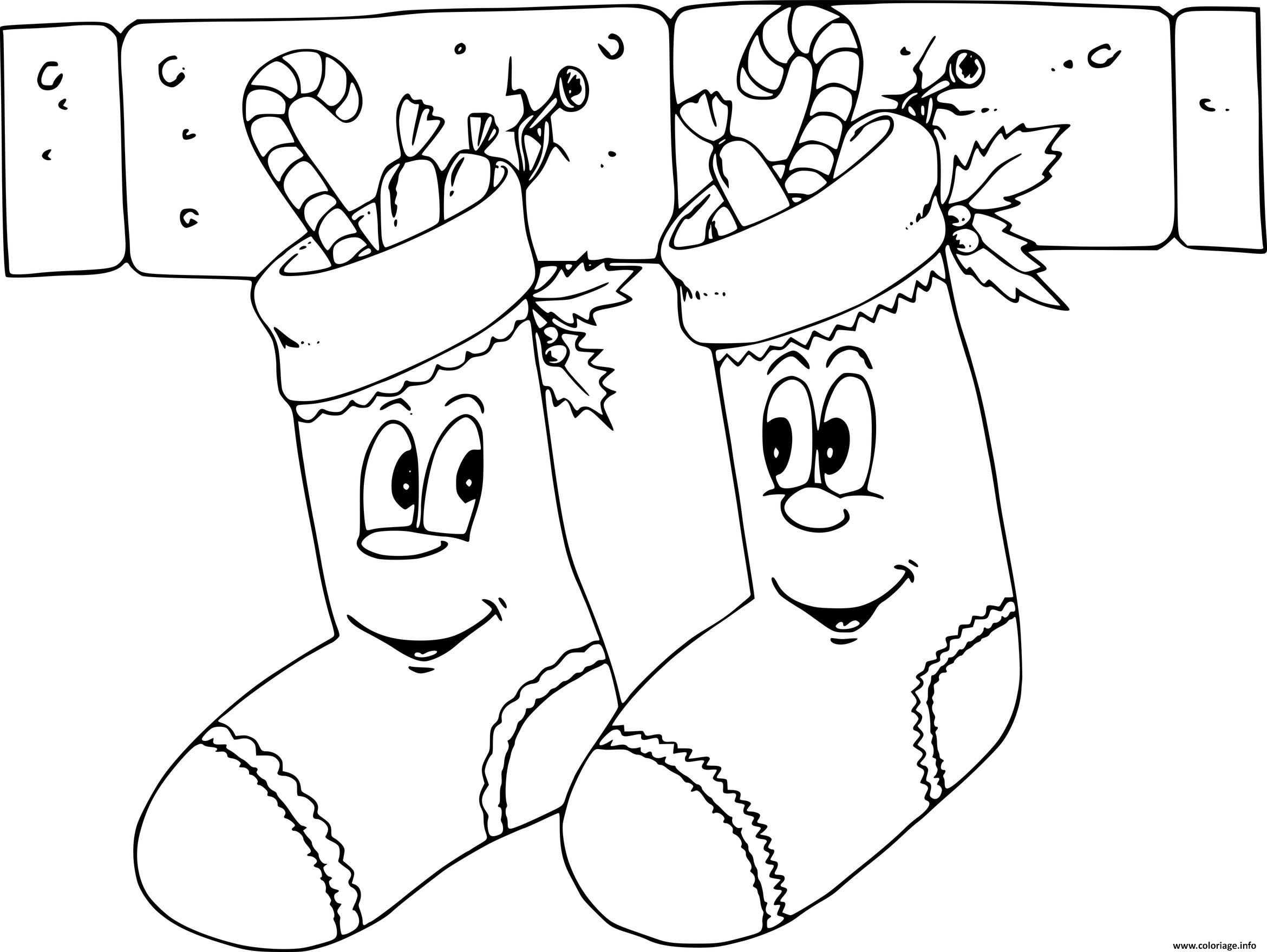 Dessin deux bas de noel avec un sourire sur un manteau de foyer Coloriage Gratuit à Imprimer